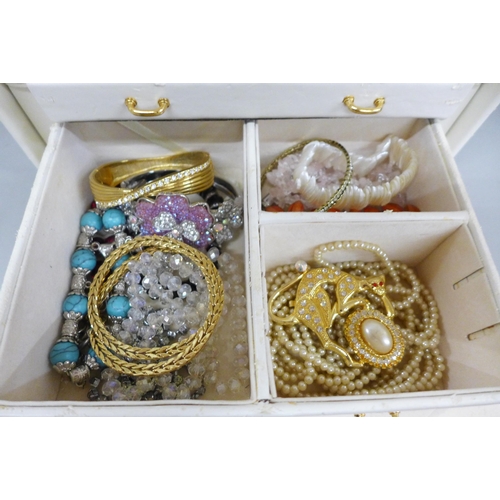 673 - A jewellery box containing costume jewellery