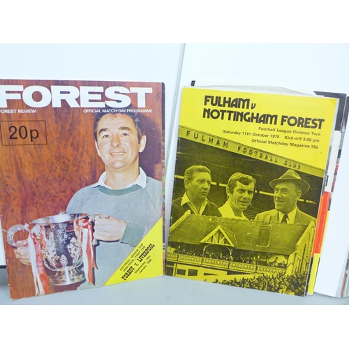 683 - A folder of signed photographs of Nottingham Forest football players including Glory Years players a... 