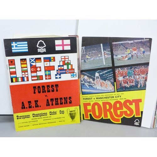 683 - A folder of signed photographs of Nottingham Forest football players including Glory Years players a... 