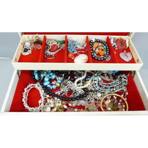 688 - A jewellery box containing costume jewellery