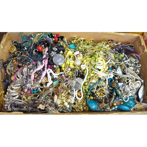 692 - A tray of mixed costume jewellery