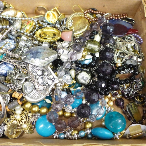 692 - A tray of mixed costume jewellery