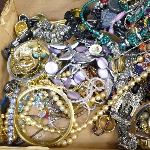 692 - A tray of mixed costume jewellery