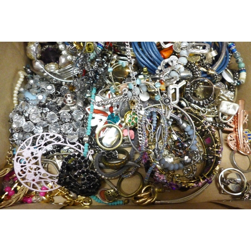 705 - A tray of mixed costume jewellery