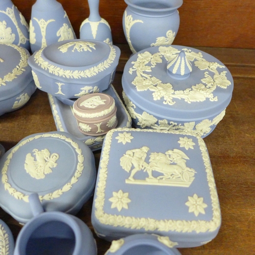 709 - 27 items of Wedgwood Jasperware porcelain