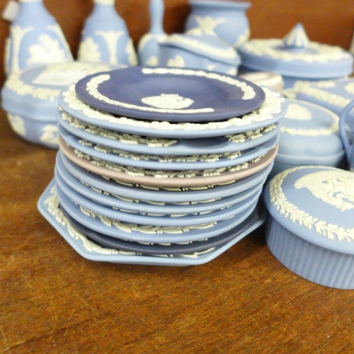 709 - 27 items of Wedgwood Jasperware porcelain