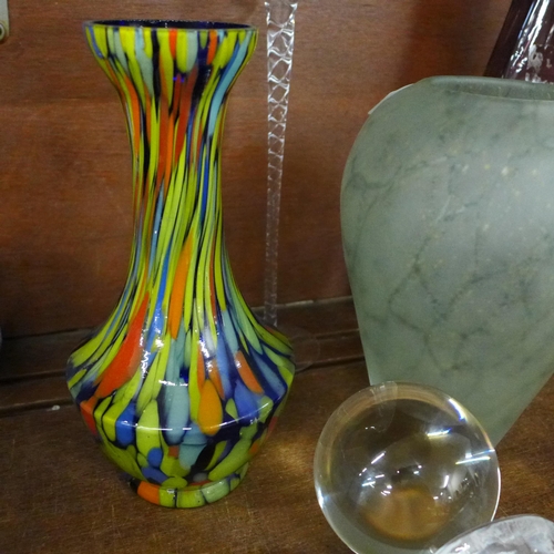 713 - A collection of mid 20th century glassware including studio glass **PLEASE NOTE THIS LOT IS NOT ELIG... 