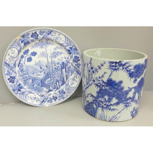 715 - A Chinese blue and white pot and a blue and white plate, both a/f