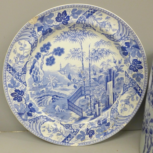 715 - A Chinese blue and white pot and a blue and white plate, both a/f