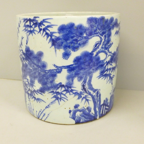 715 - A Chinese blue and white pot and a blue and white plate, both a/f