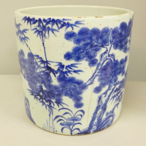 715 - A Chinese blue and white pot and a blue and white plate, both a/f