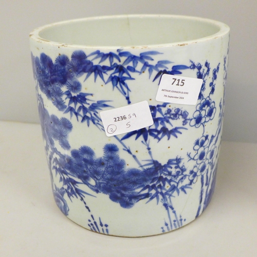 715 - A Chinese blue and white pot and a blue and white plate, both a/f