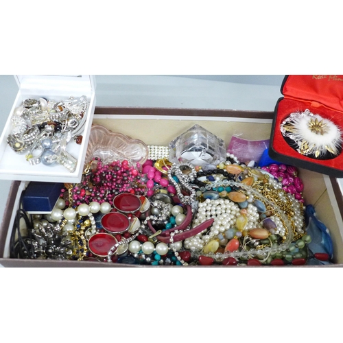 718 - A collection of costume jewellery