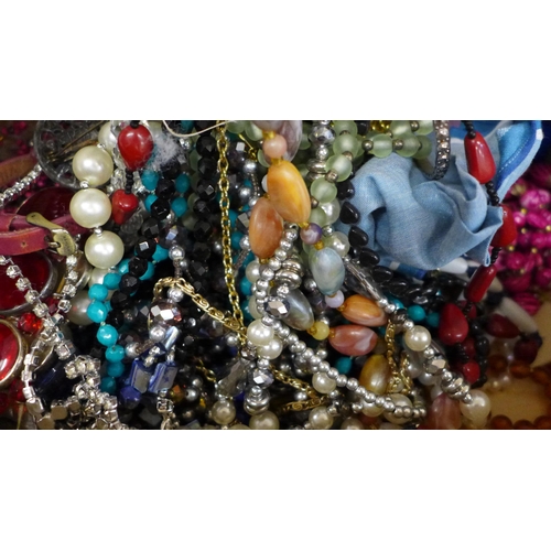 718 - A collection of costume jewellery