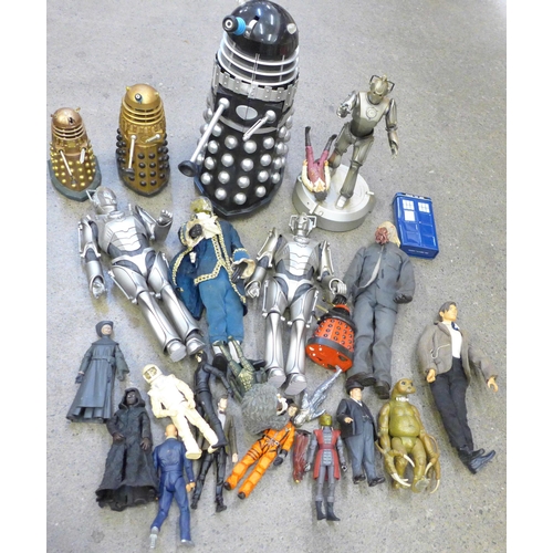 738 - Doctor Who figures, Dalek toy, etc.