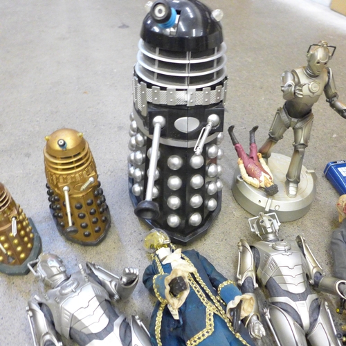 738 - Doctor Who figures, Dalek toy, etc.