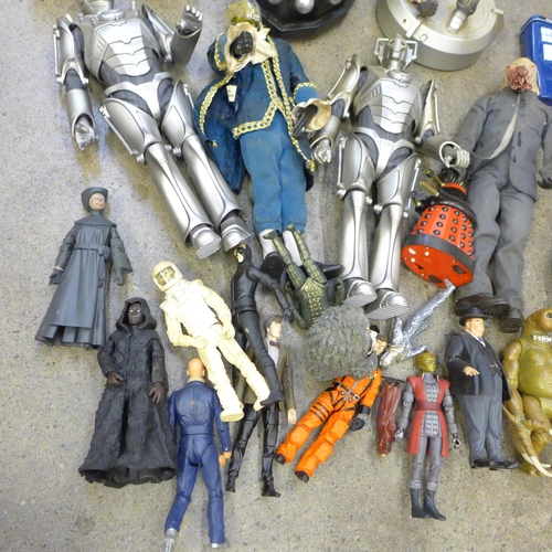 738 - Doctor Who figures, Dalek toy, etc.