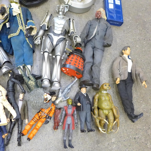 738 - Doctor Who figures, Dalek toy, etc.