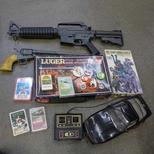 739 - Corvette and Top Trumps badges and three toy guns including Luger