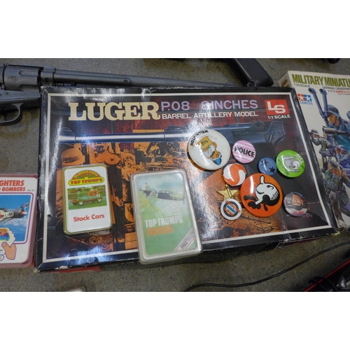 739 - Corvette and Top Trumps badges and three toy guns including Luger