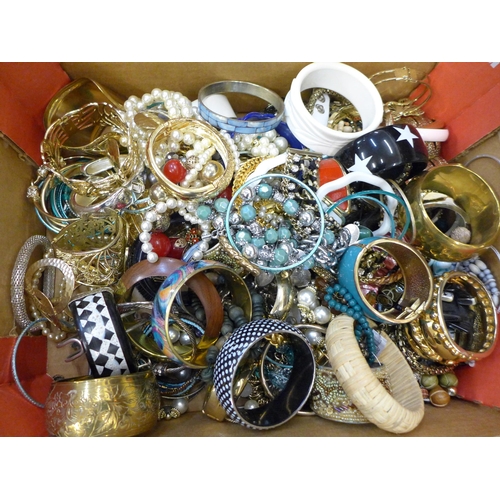 742 - Bangles and bracelets (150+)