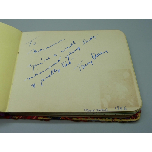 852 - A 1950s autograph album with signatures including Lionel Jeffries, Jim Reeves, Dickie Valentine, Chr... 