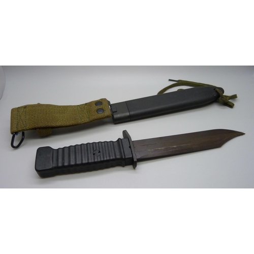 867 - A US Commando knife in scabbard