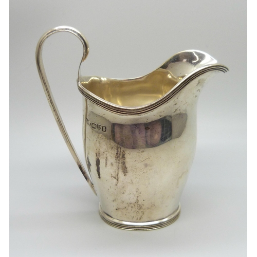 869 - A silver cream jug, Chester 1927, 101g