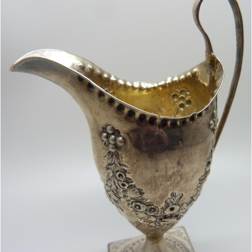 870 - A George III silver cream jug, London 1789, maker HB, 73g