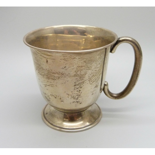 871 - A silver christening mug, 1924 Birmingham, 59.1g