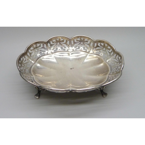 878 - A pierced silver sweet meat dish, Birmingham 1918, 54.2g, 9cm x 11.5cm