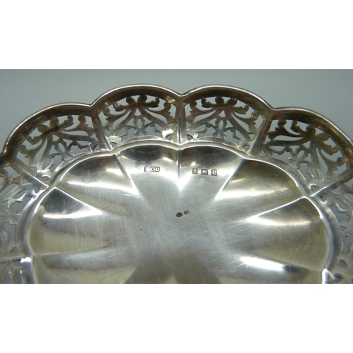 878 - A pierced silver sweet meat dish, Birmingham 1918, 54.2g, 9cm x 11.5cm