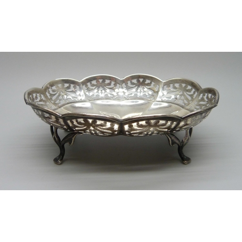 878 - A pierced silver sweet meat dish, Birmingham 1918, 54.2g, 9cm x 11.5cm