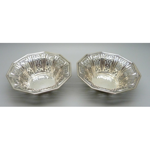 889 - A pair of pierced silver dishes, Sheffield 1926, George Howson, 168g, 12cm