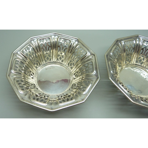 889 - A pair of pierced silver dishes, Sheffield 1926, George Howson, 168g, 12cm