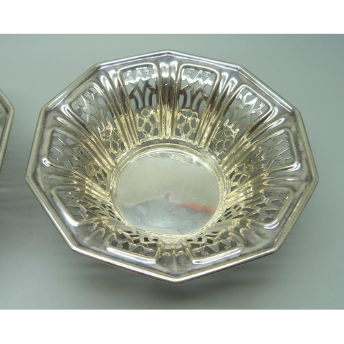 889 - A pair of pierced silver dishes, Sheffield 1926, George Howson, 168g, 12cm