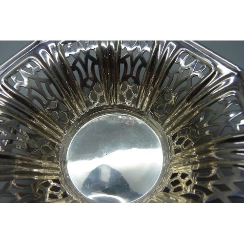 889 - A pair of pierced silver dishes, Sheffield 1926, George Howson, 168g, 12cm