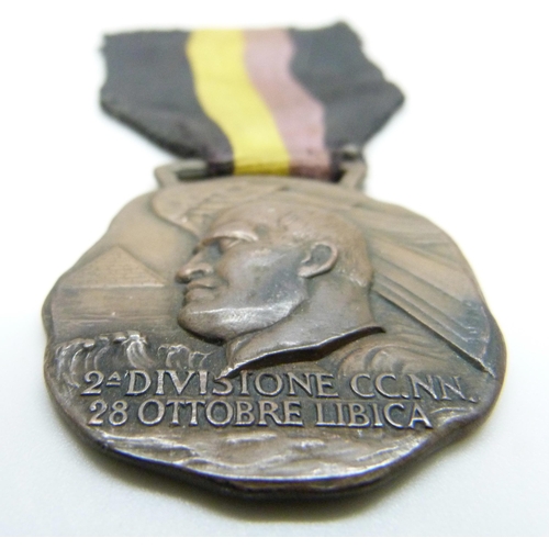 905 - An early issue Italian Fascist medal, made from tombak material, pre-war medal given by Mussolini to... 