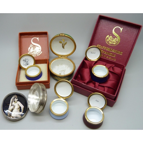 924 - A collection of six pill boxes; one silver, four enamelled and one Limoges