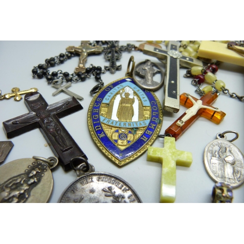 925 - A collection of Rosaries, crosses, religious pendants, etc.