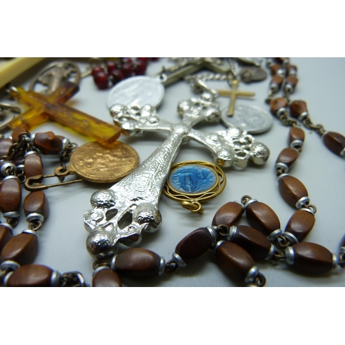 925 - A collection of Rosaries, crosses, religious pendants, etc.