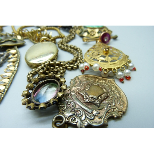 926 - A collection of vintage jewellery