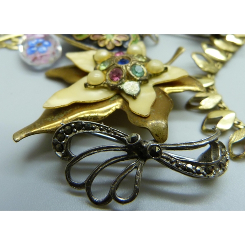 926 - A collection of vintage jewellery