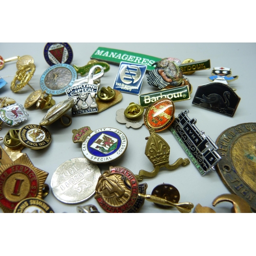 927 - A collection of badges, etc.