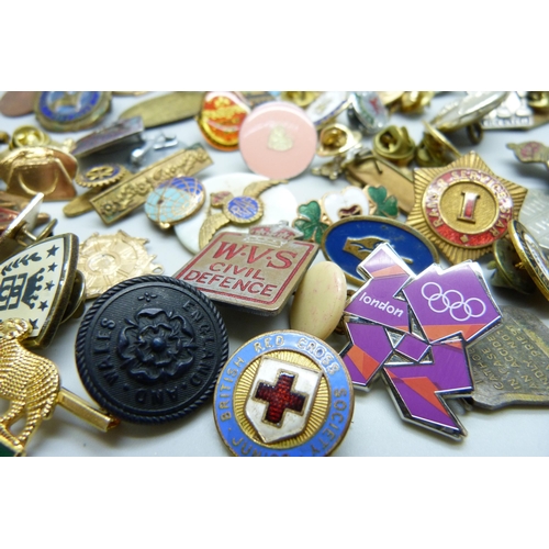 927 - A collection of badges, etc.