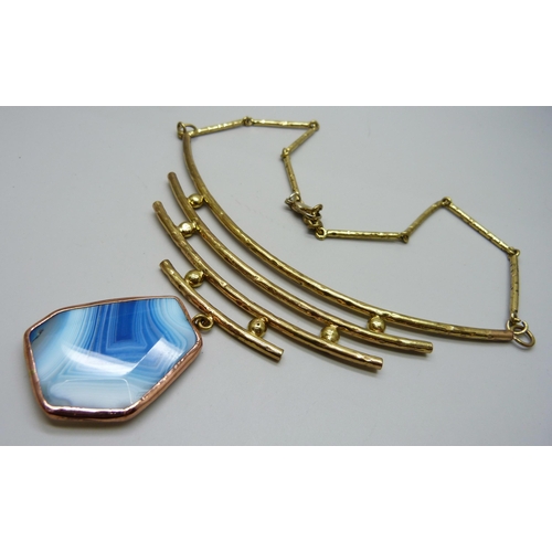 929 - A statement necklace set with agate