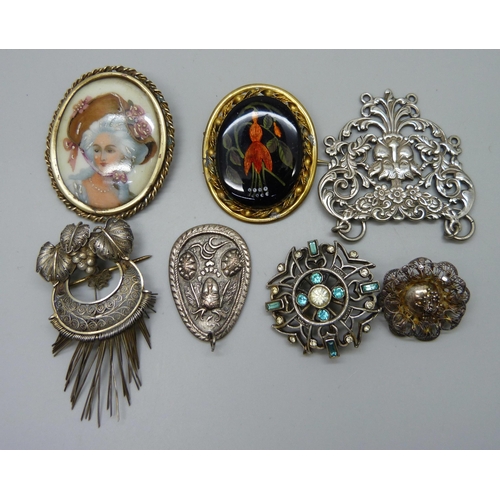 938 - A collection of Victorian to 1950s costume jewellery