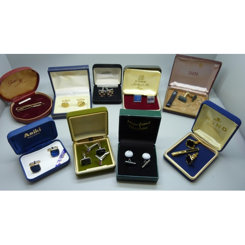 950 - A large collection of cufflinks