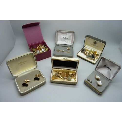 950 - A large collection of cufflinks