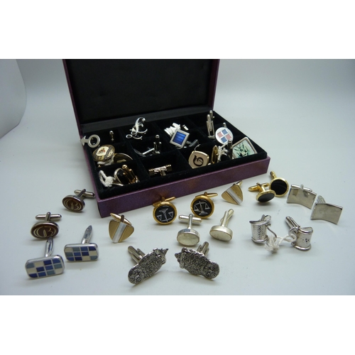 950 - A large collection of cufflinks